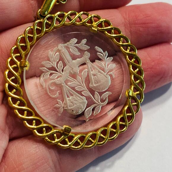 Crown Trifari goldtone chain necklace & etched clear white glass pendant jewelry - Picture 4 of 6